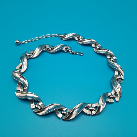 Vintage Trifari Choker Necklace, Silver Rhodium Plated, 1960s Jewelry - Picture 11 of 11